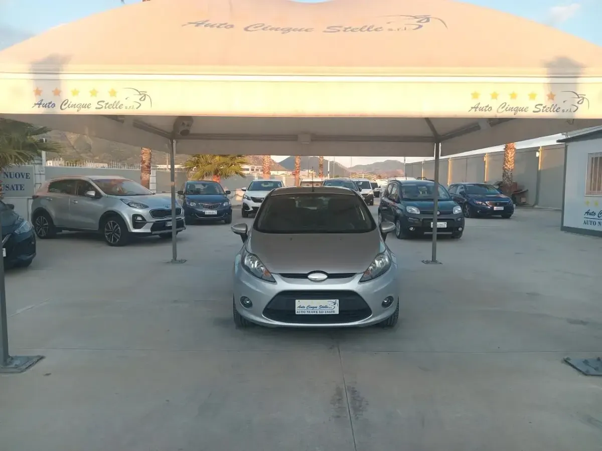 Usata Ford Fiesta 92 CV (67 kW) 2010 Grigio Berlina