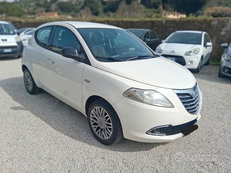 Usata Lancia Ypsilon Platinum 69 CV (50 kW) 2011 Bianco Utilitaria