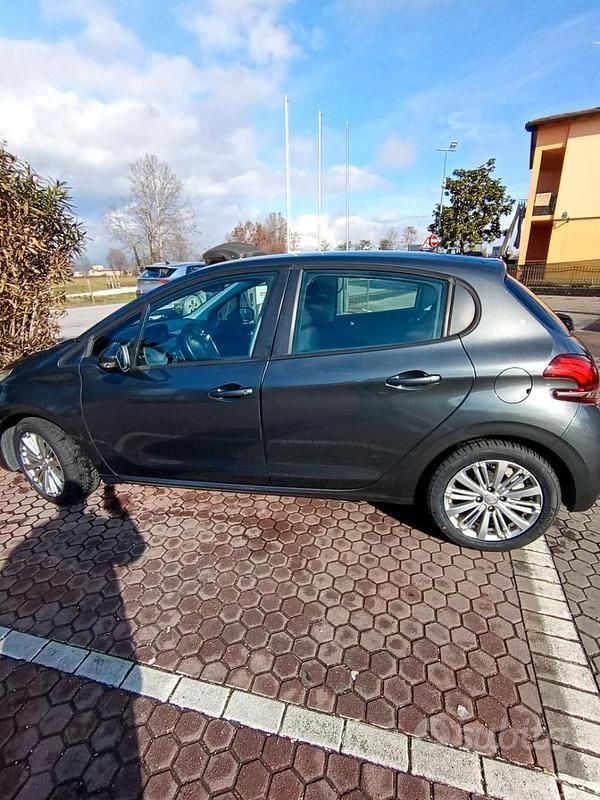 Usata Peugeot 208 82 CV (60 kW) 2016 Grigio Utilitaria