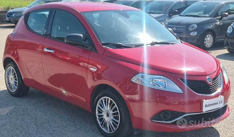 Usata Lancia Ypsilon Silver 69 CV (50 kW) 2017 Rosso Utilitaria