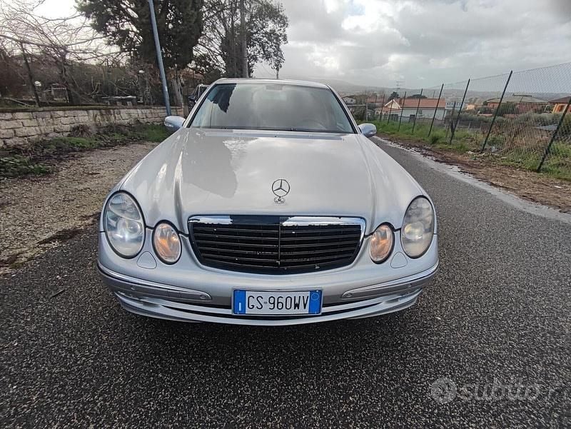 Usata Mercedes E270 Avantgarde 177 CV (130 kW) 2004 Grigio Berlina
