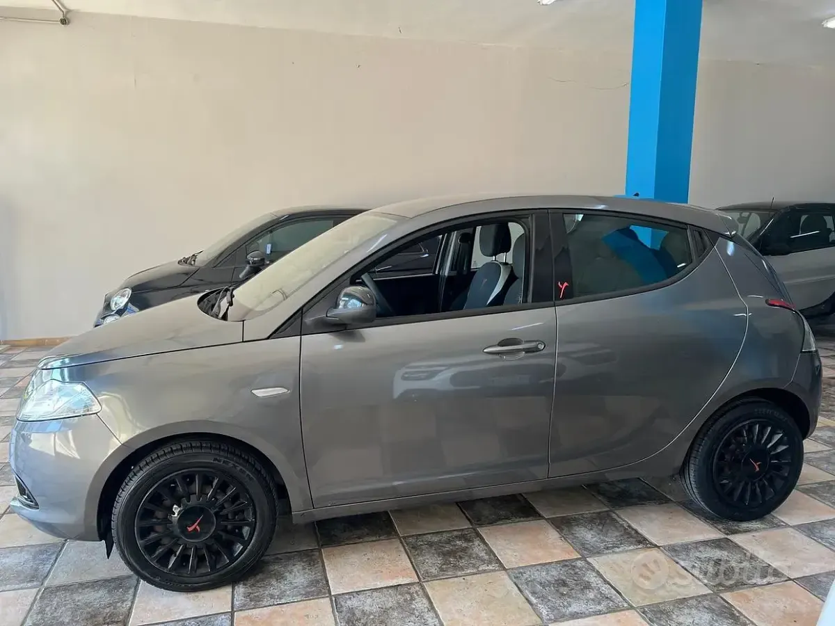 Usata Lancia Ypsilon 69 CV (50 kW) 2014 Grigio Utilitaria