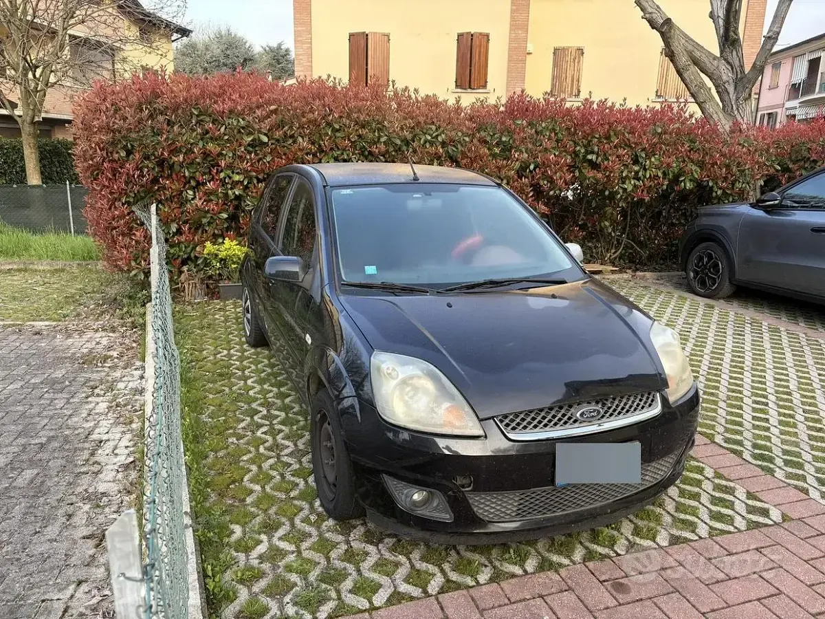 Usata Ford Fiesta 80 CV (58 kW) 2007 Nero Utilitaria