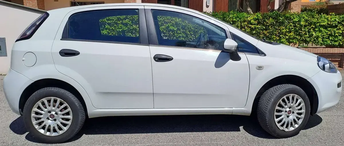 Usata Fiat Grande Punto 77 CV (56 kW) 2013 Bianco Utilitaria