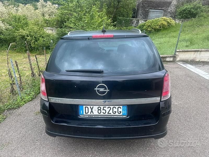 Usata Opel Astra Cosmo 140 CV (102 kW) 2008 Nero Station wagon