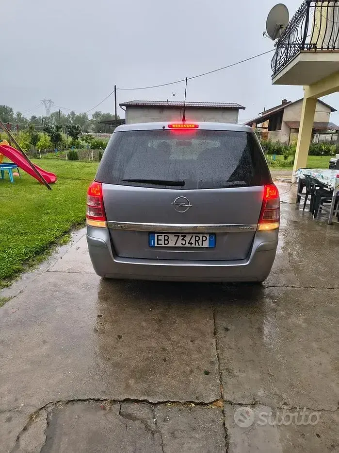Usata Opel Zafira 125 CV (91 kW) 2011 Grigio Monovolume