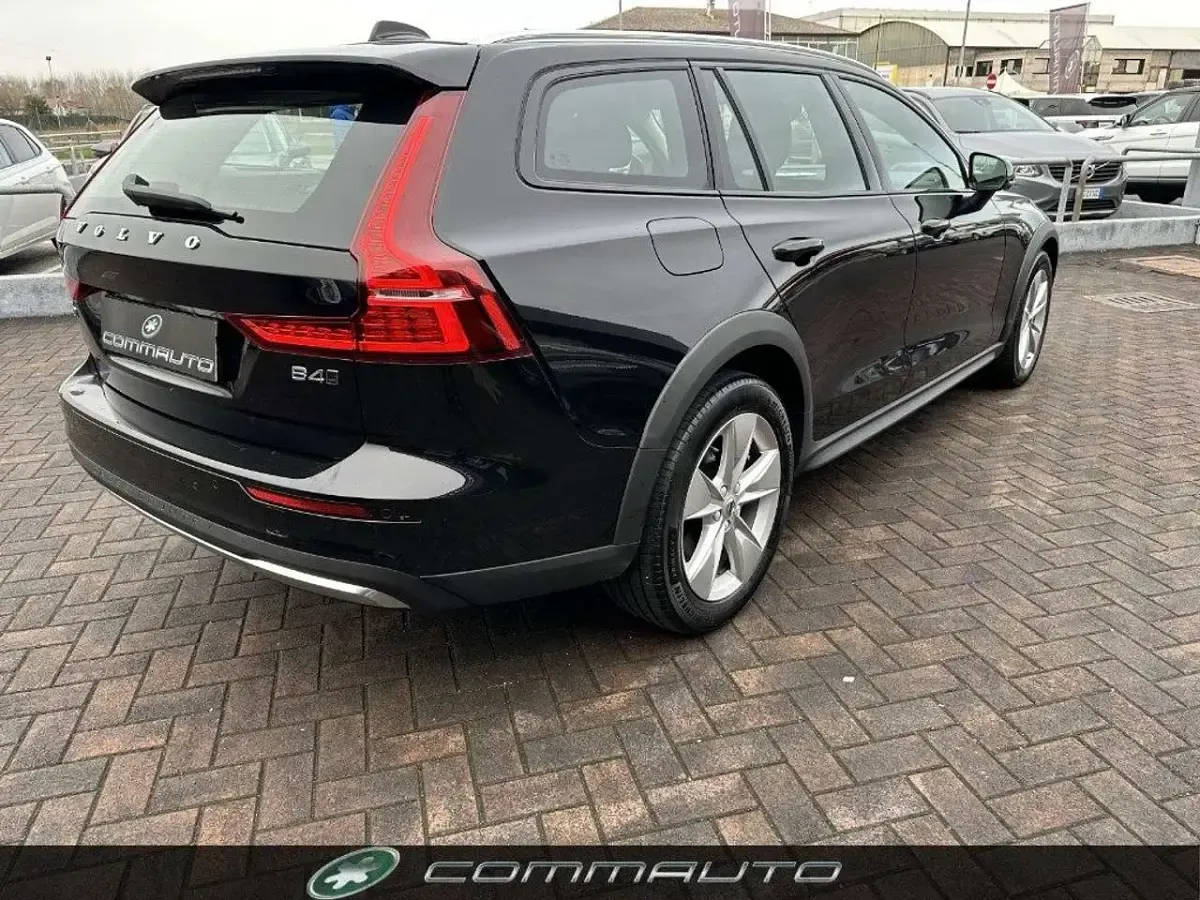 Usata Volvo V60 CC Core 197 CV (144 kW) 2023 Nero Station wagon