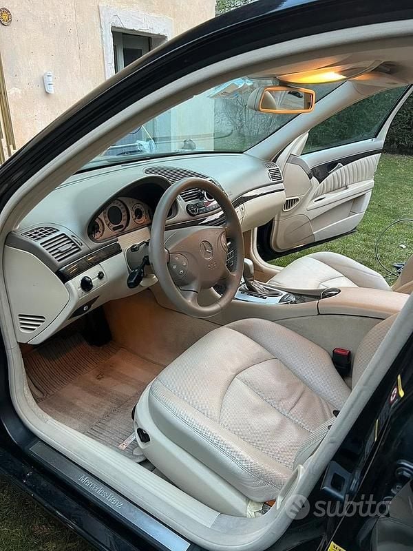 Usata Mercedes E200 163 CV (119 kW) 2003 Nero Berlina