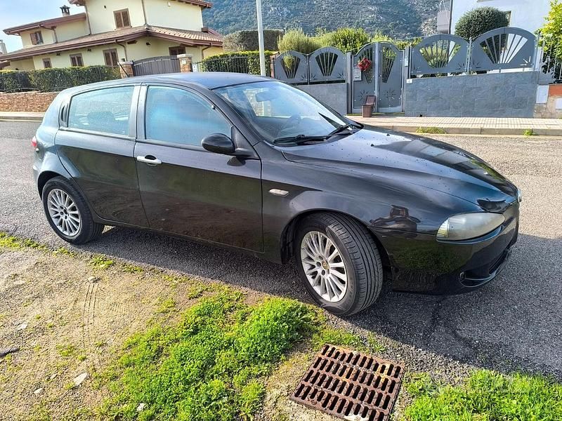 Usata Alfa Romeo 147 120 CV (88 kW) 2006 Nero Utilitaria