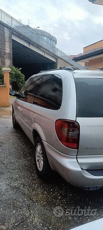Usata Chrysler Voyager 150 CV (110 kW) 2006 Grigio Monovolume