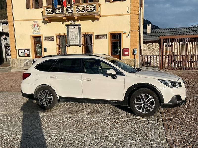 Usata Subaru Outback 175 CV (128 kW) 2018 Bianco Station wagon