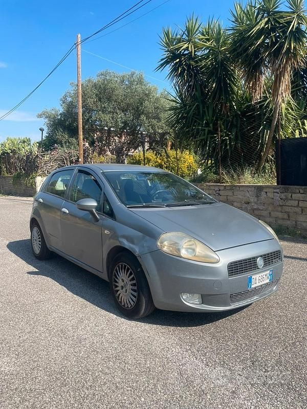 Grigio Usata 2006 Fiat Grande Punto Due volumi | 2900 € (Buon prezzo) - Immagine 1/4