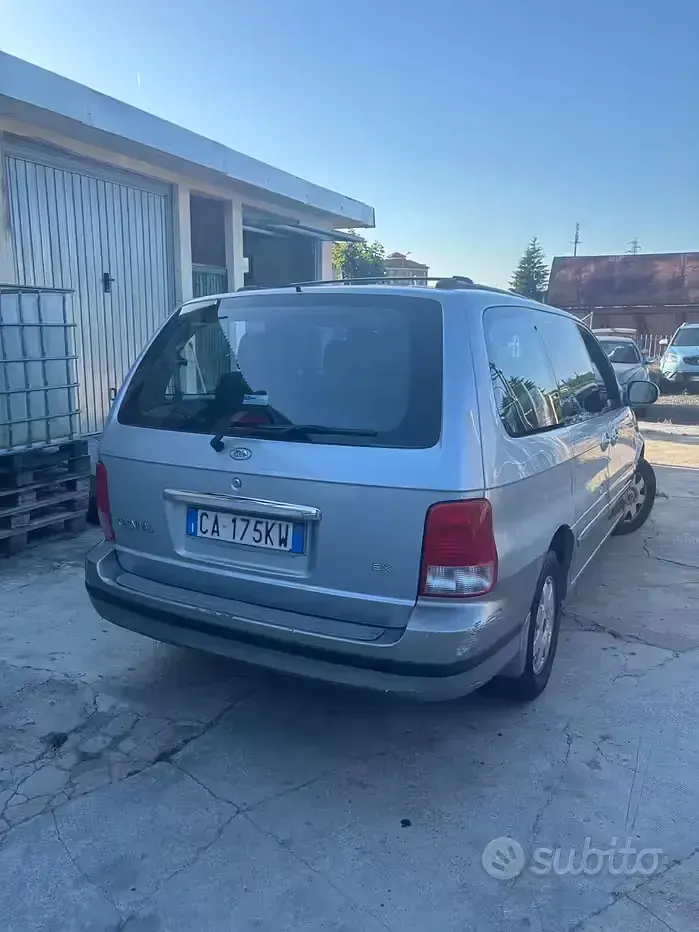 Usata Kia Carnival Comfort 145 CV (106 kW) 2003 Grigio Monovolume