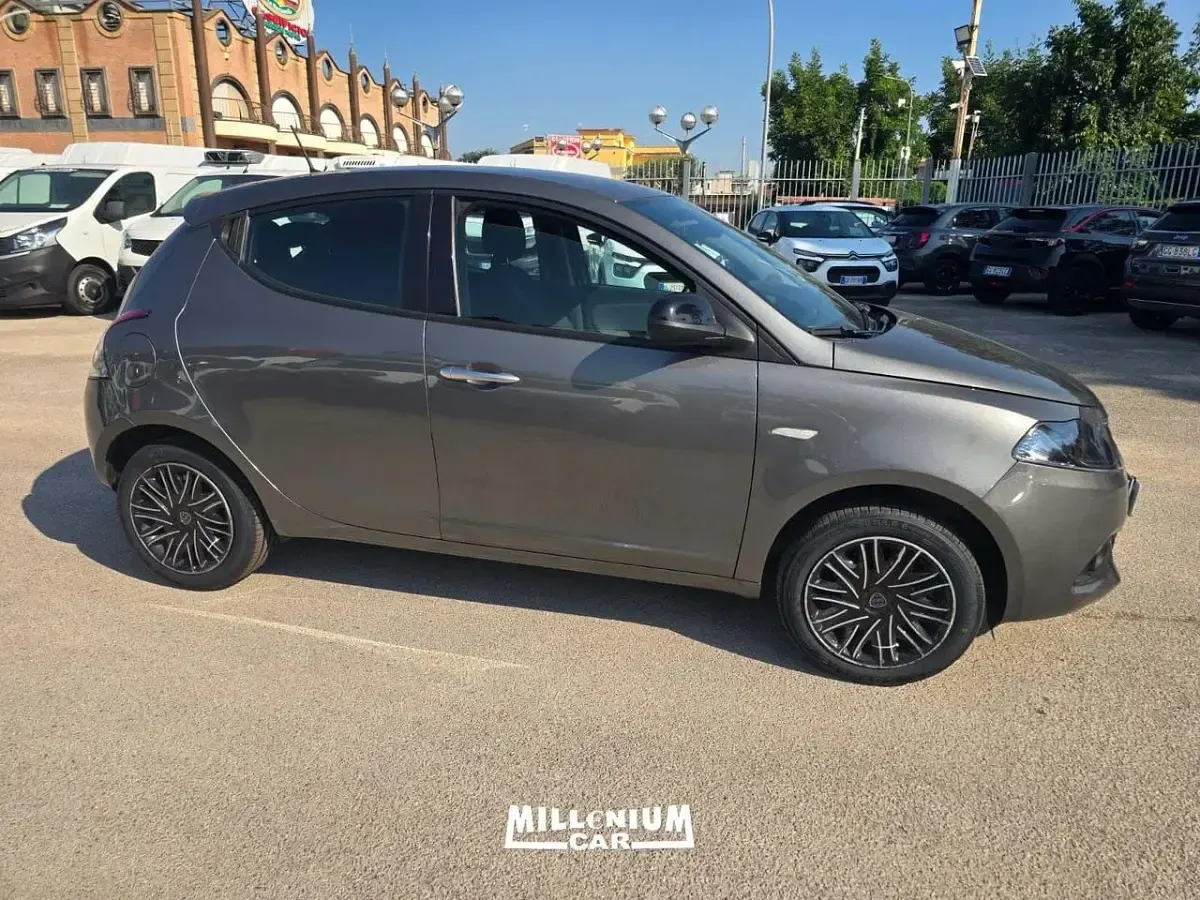 Usata Lancia Ypsilon Gold 69 CV (50 kW) 2022 Grigio Utilitaria