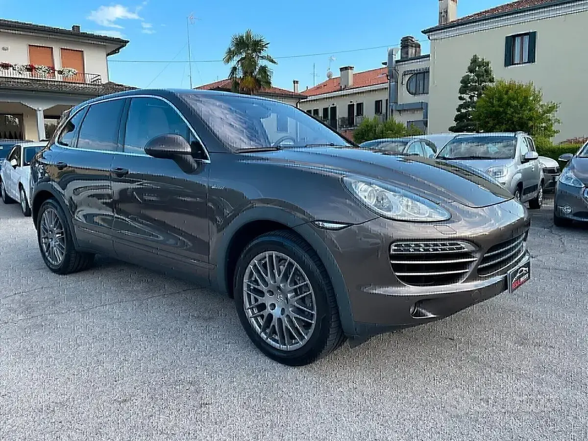 Usata Porsche Cayenne 245 CV (180 kW) 2011 Grigio SUV