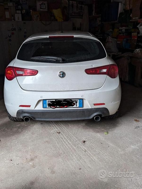 Usata Alfa Romeo Giulietta Distinctive 140 CV (102 kW) 2011 Bianco Utilitaria