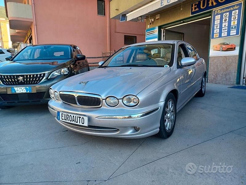 Argento Usata 2002 Jaguar X-type Executive Tre volumi | 3200 € (Buon prezzo) - Immagine 1/4