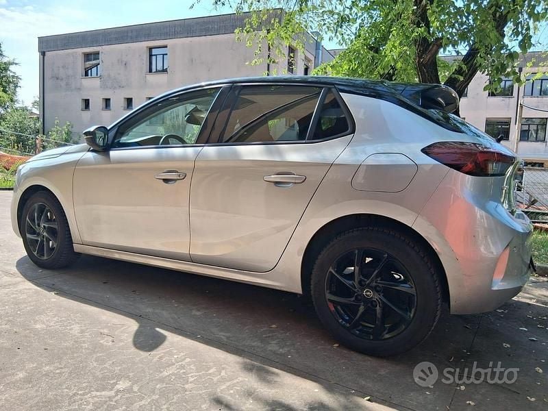 Usata Opel Corsa Design & Tech 100 CV (73 kW) 2022 Grigio Utilitaria