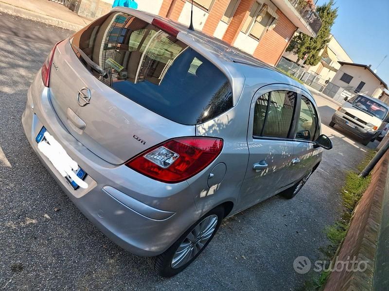 Usata Opel Corsa Edition 75 CV (55 kW) 2011 Grigio Utilitaria