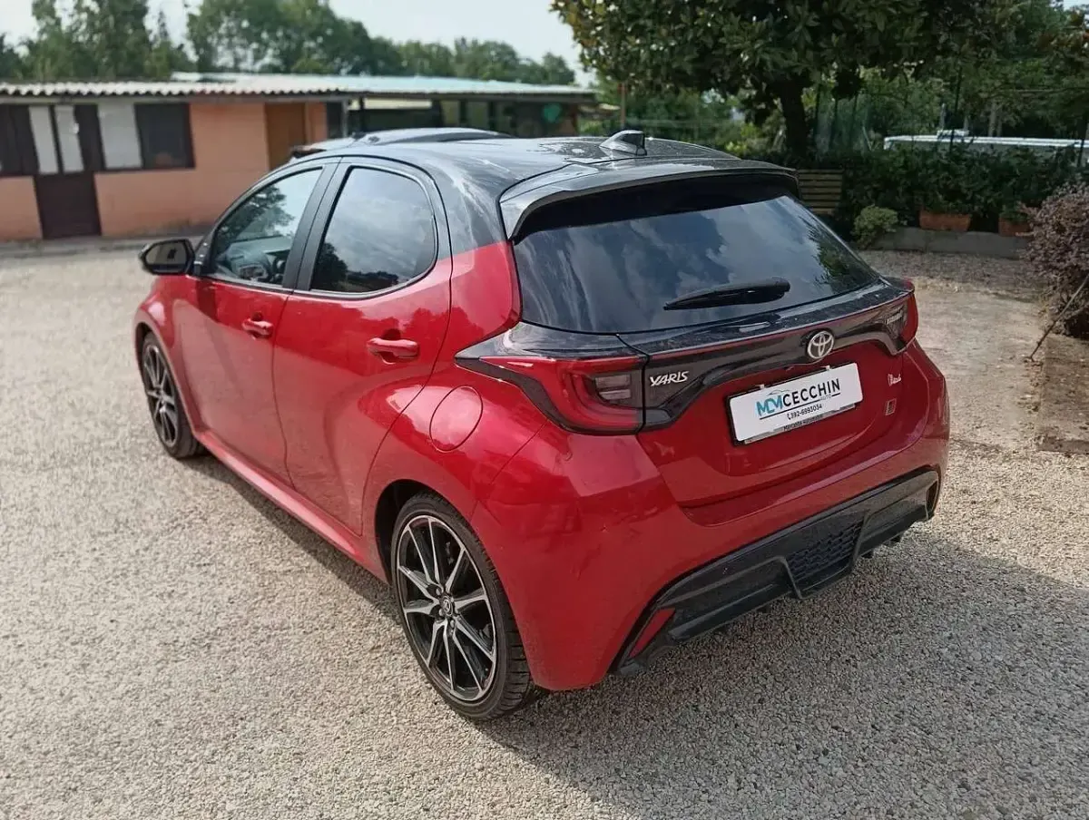 Usata Toyota Yaris Hybrid Sport 116 CV (85 kW) 2022 Emotional red Berlina