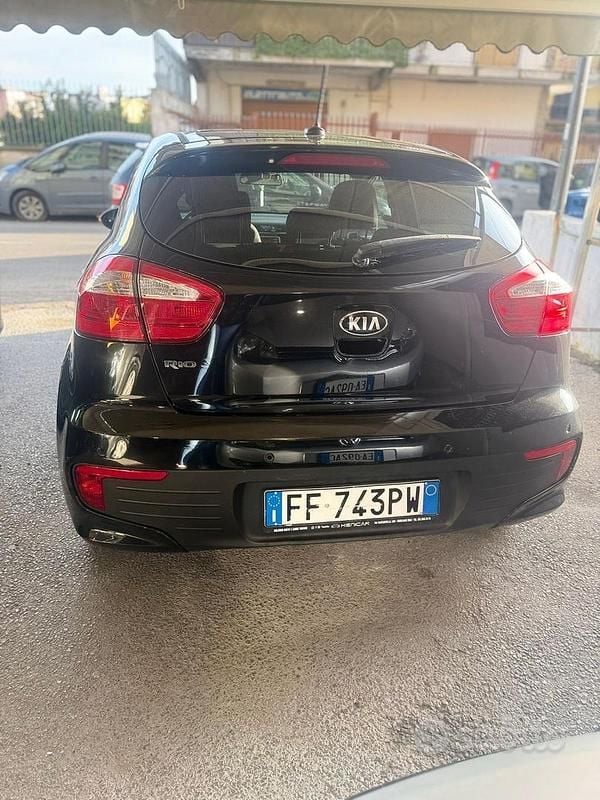 Usado Kia Rio 84 CV (61 kW) 2017 Negro Berlina