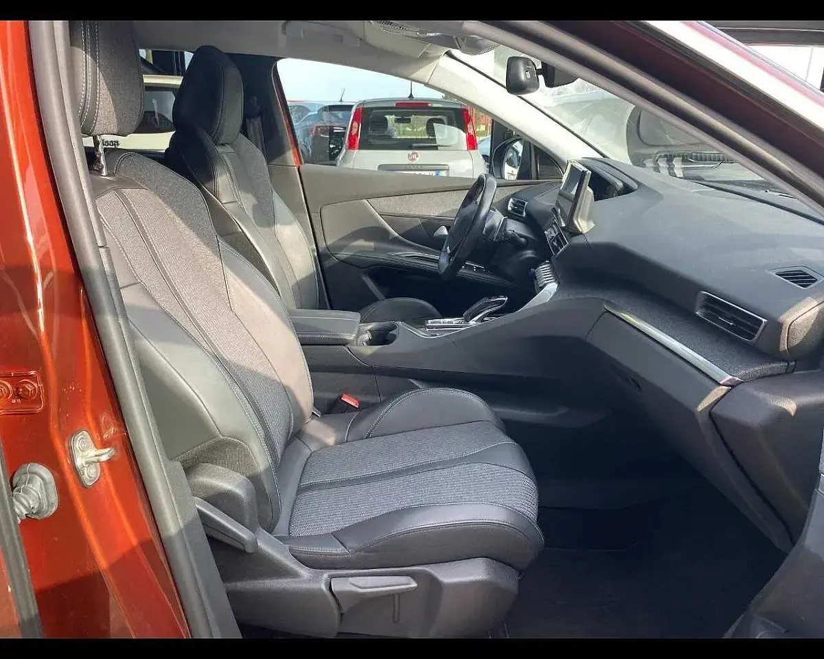 Usata Peugeot 5008 Allure 180 CV (132 kW) 2022 Marrone SUV