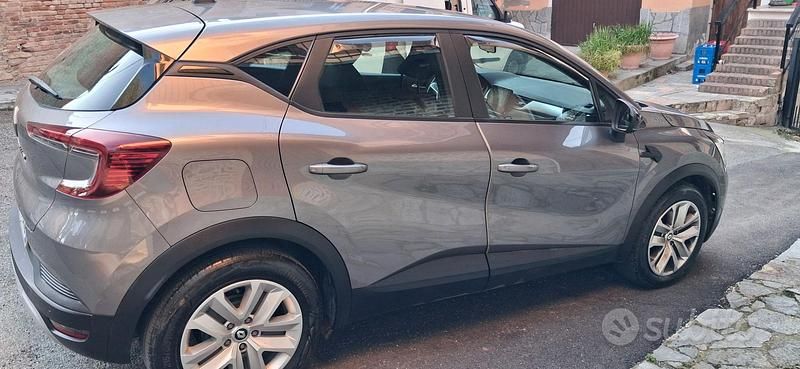 Usata Renault Captur 101 CV (74 kW) 2023 Grigio SUV