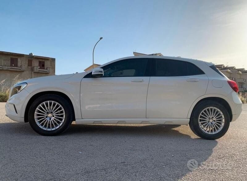 Bianco Usata 2016 Mercedes GLA200 SUV | 15.500 € - Immagine 1/4