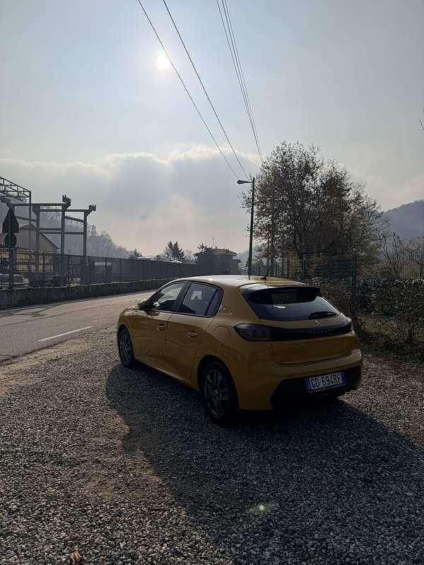 Usata Peugeot 208 Active 75 CV (55 kW) 2021 Oro Utilitaria