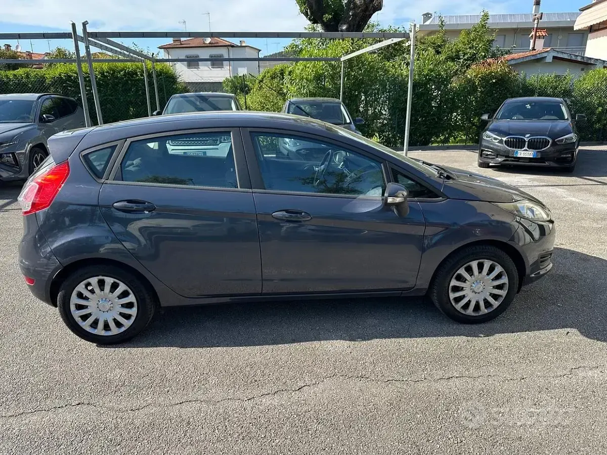 Usata Ford Fiesta Titanium 80 CV (58 kW) 2014 Grigio Utilitaria