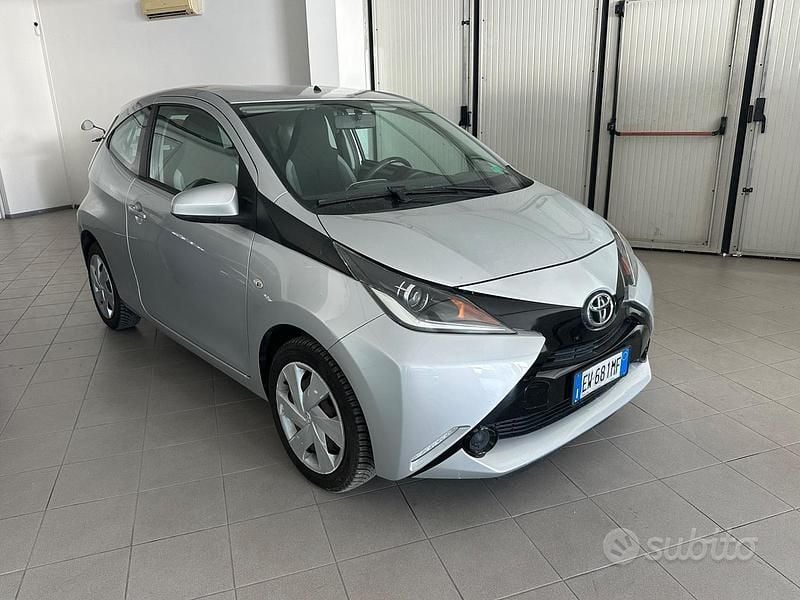 Argento Usata 2015 Toyota Aygo Cool Due volumi | 5000 € (Ottimo prezzo) - Immagine 1/4