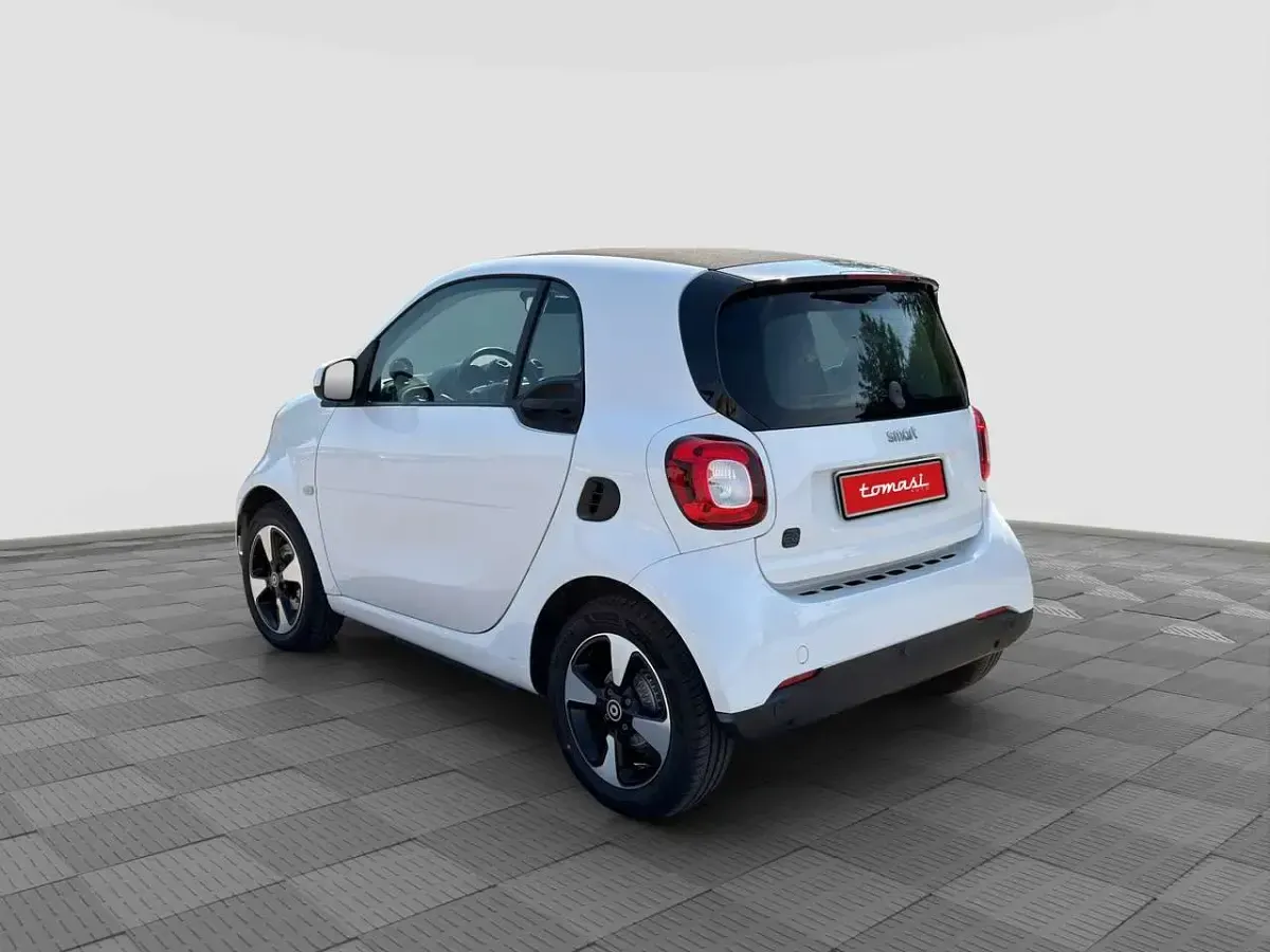 Usata Smart ForTwo Coupé Passion 41 kW (56 CV) 2022 White con tridion white Utilitaria