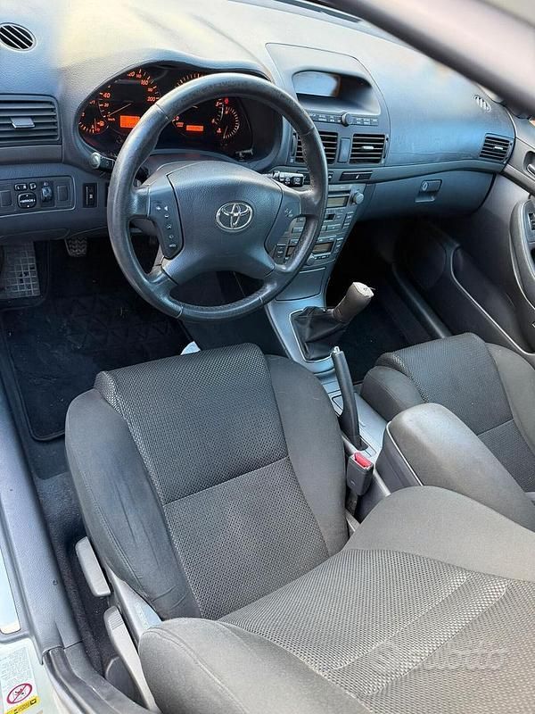 Usata Toyota Avensis 115 CV (84 kW) 2004 Grigio Station wagon