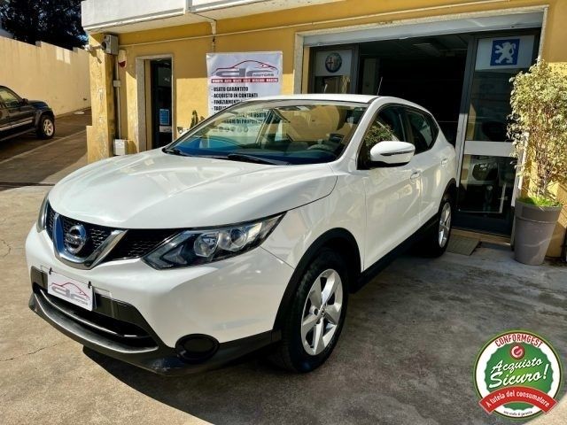 Usata Nissan Qashqai N-Connecta 131 CV (96 kW) 2016 Bianco pastello SUV