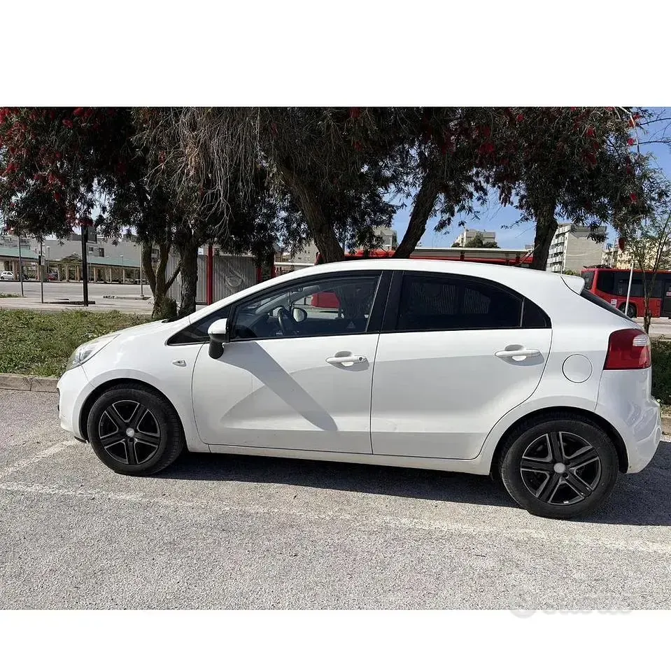 Usata Kia Rio 75 CV (55 kW) 2012 Berlina