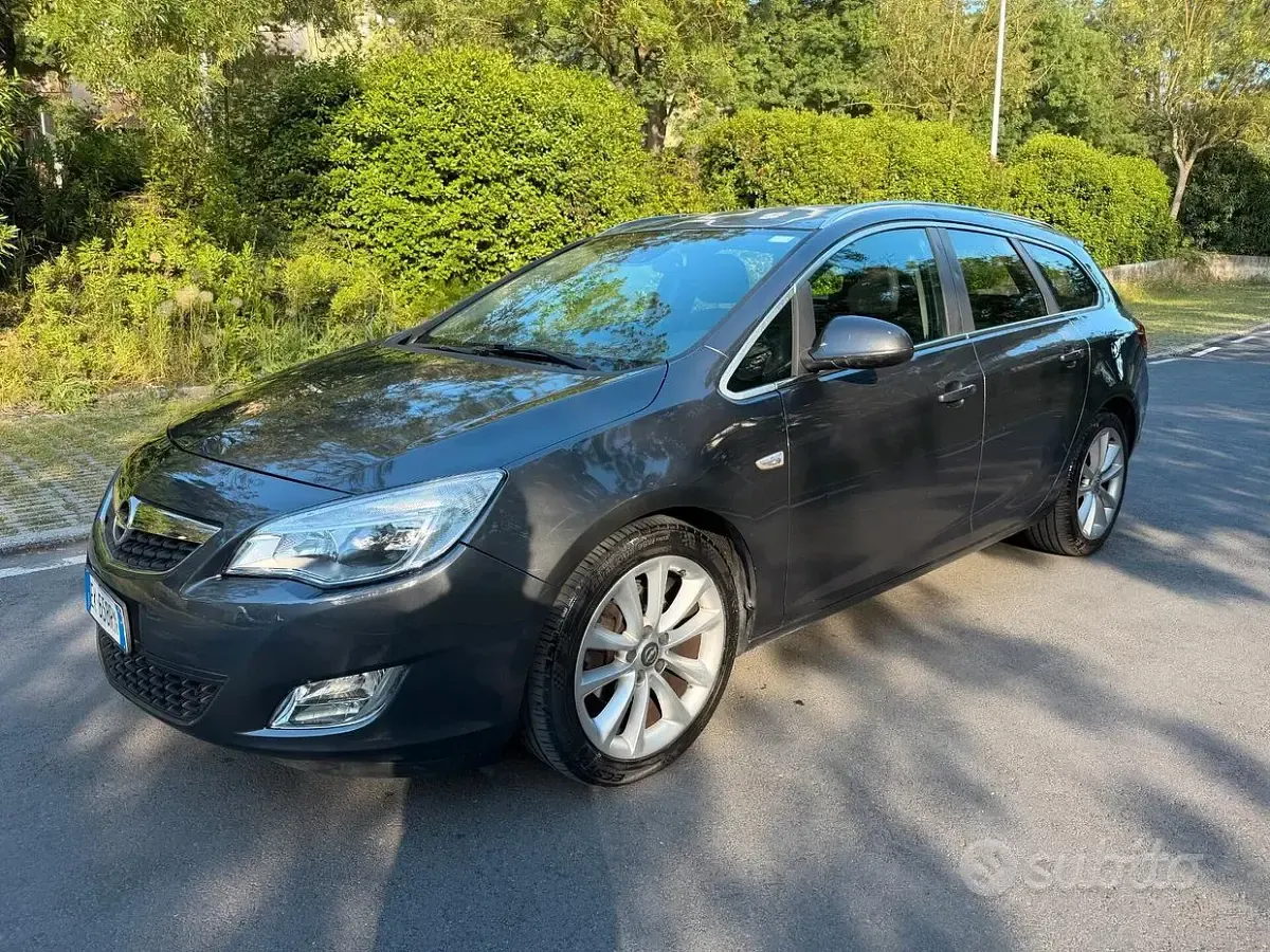 Usata Opel Astra Cosmo 110 CV (80 kW) 2011 Grigio Station wagon