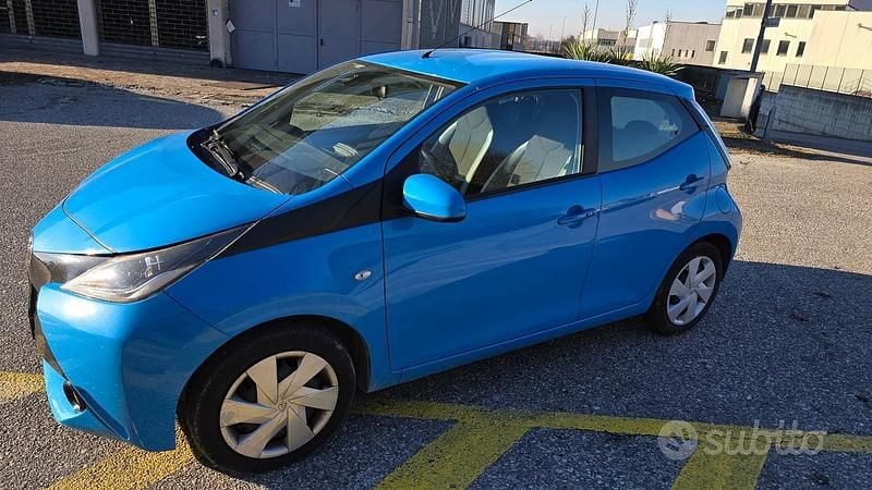 Usata Toyota Aygo X-play 69 CV (50 kW) 2015 Blu Utilitaria