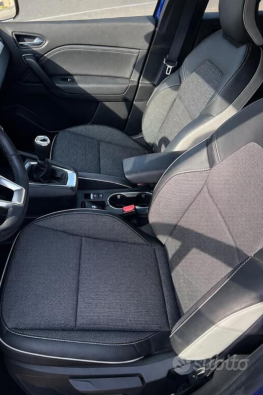 Usata Renault Captur 100 CV (73 kW) 2023 Blu SUV