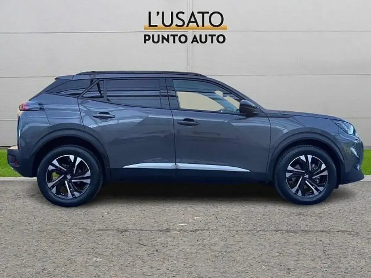 Usata Peugeot 2008 Allure 131 CV (96 kW) 2022 Grigio scuro SUV