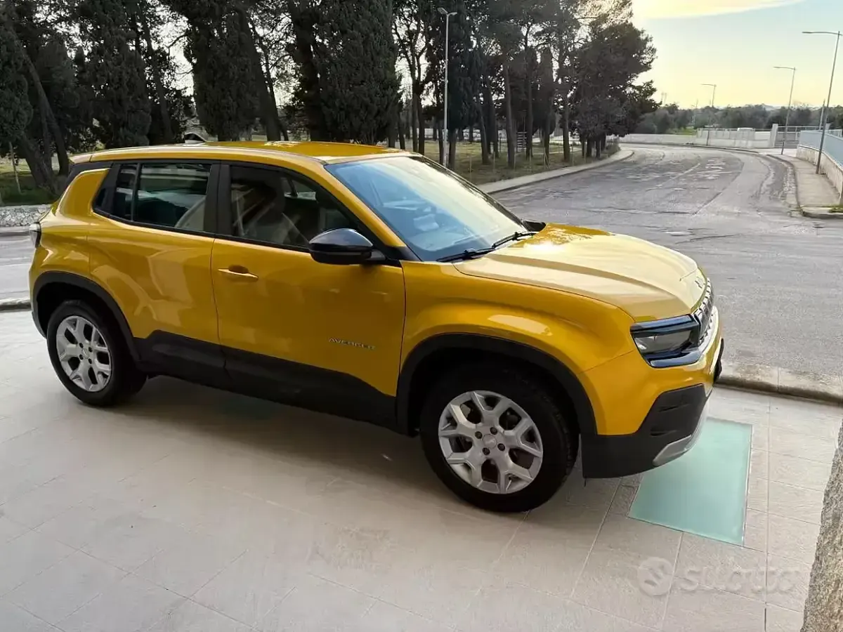 Usado Jeep Avenger Altitude 101 HP (74 kW) 2023 Amarelo SUV