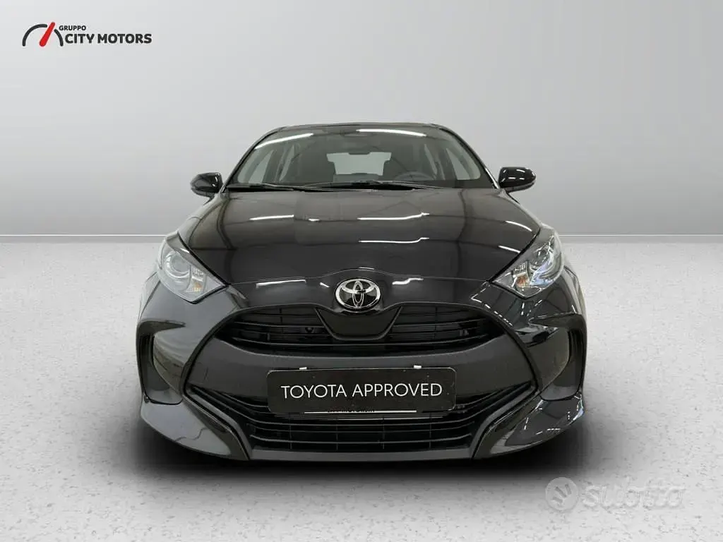 Ny Toyota Yaris Hybrid Active 116 HK (85 kW) 2026 Svart Sedan