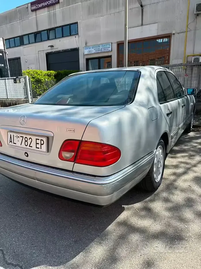 Usata Mercedes E200 136 CV (100 kW) 1996 Grigio Berlina