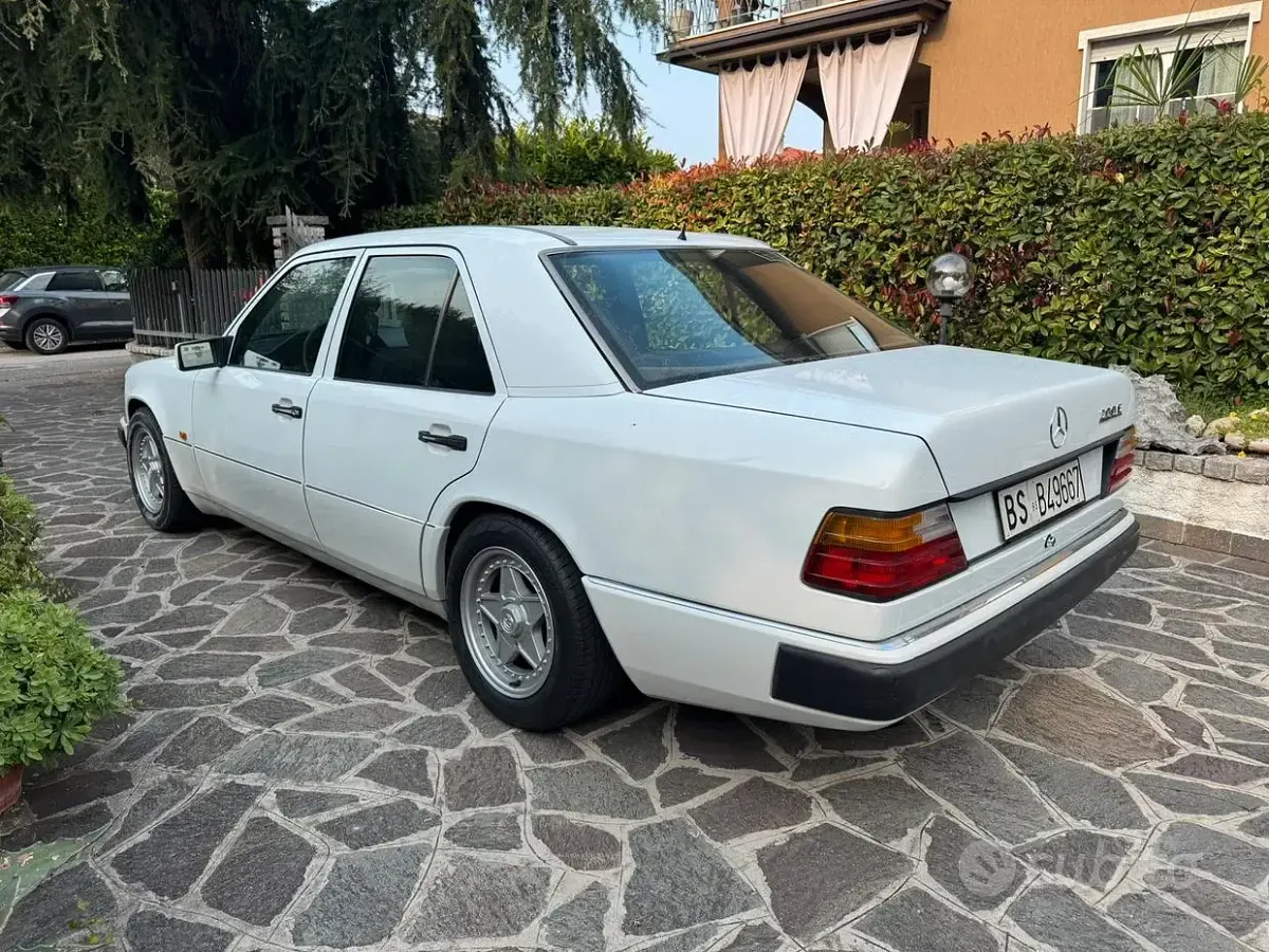 Usata Mercedes 200 122 CV (89 kW) 1989 Bianco Berlina