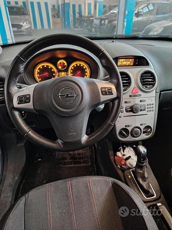 Usata Opel Corsa Sport 90 CV (66 kW) 2010 Grigio Berlina