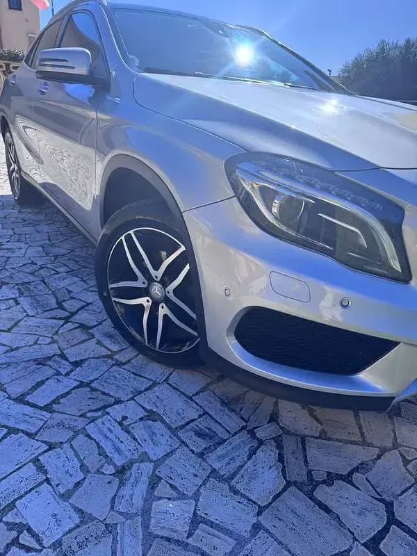 Usata Mercedes GLA220 177 CV (130 kW) 2015 Argento SUV