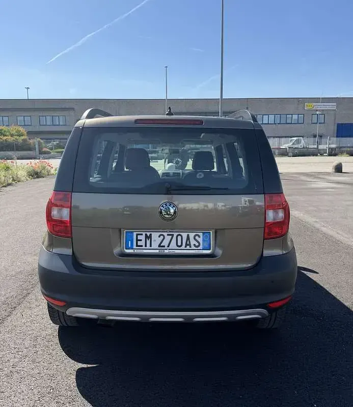 Usata Skoda Yeti Family 105 CV (77 kW) 2012 Marrone SUV