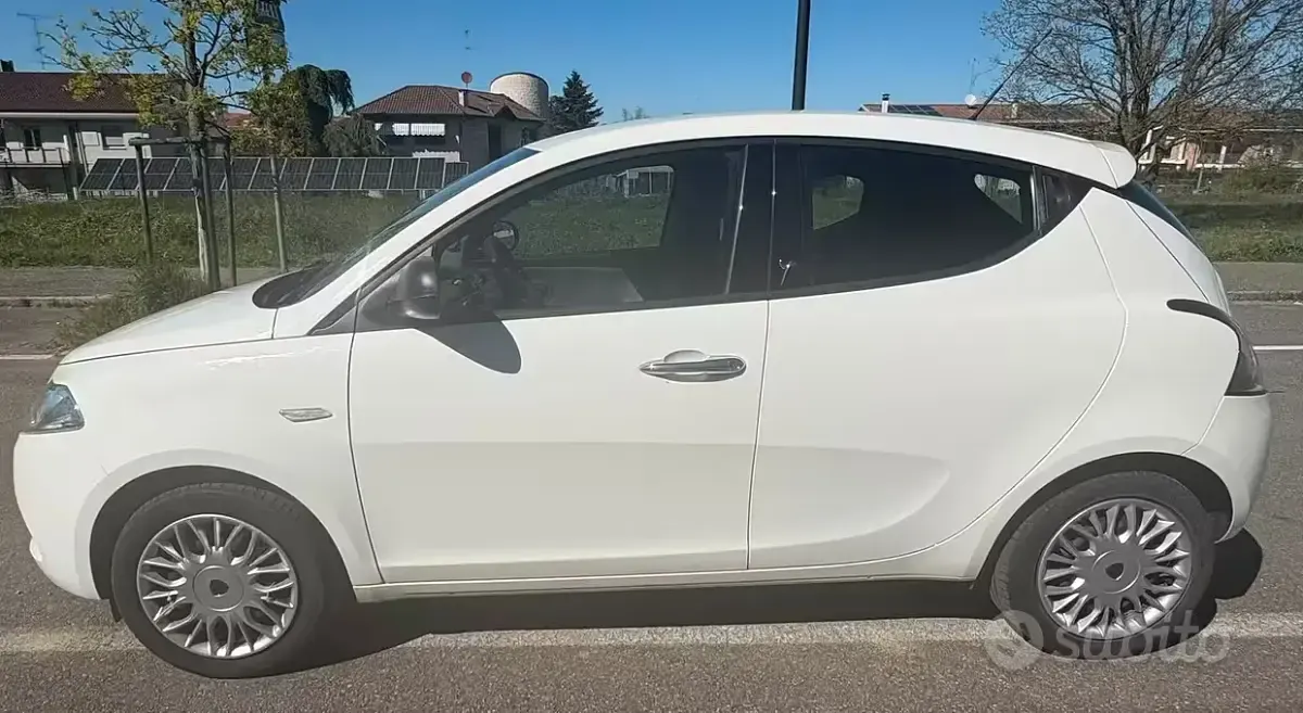 Usata Lancia Ypsilon 69 CV (50 kW) 2016 Bianco Utilitaria