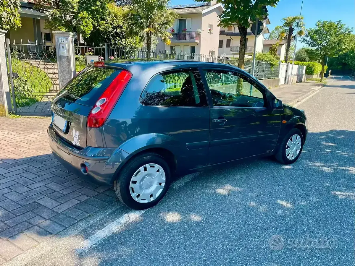 Usata Ford Fiesta Ghia 90 CV (66 kW) 2006 Utilitaria