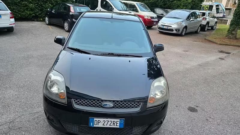 Usata Ford Fiesta Ghia 67 CV (49 kW) 2008 Nero Utilitaria