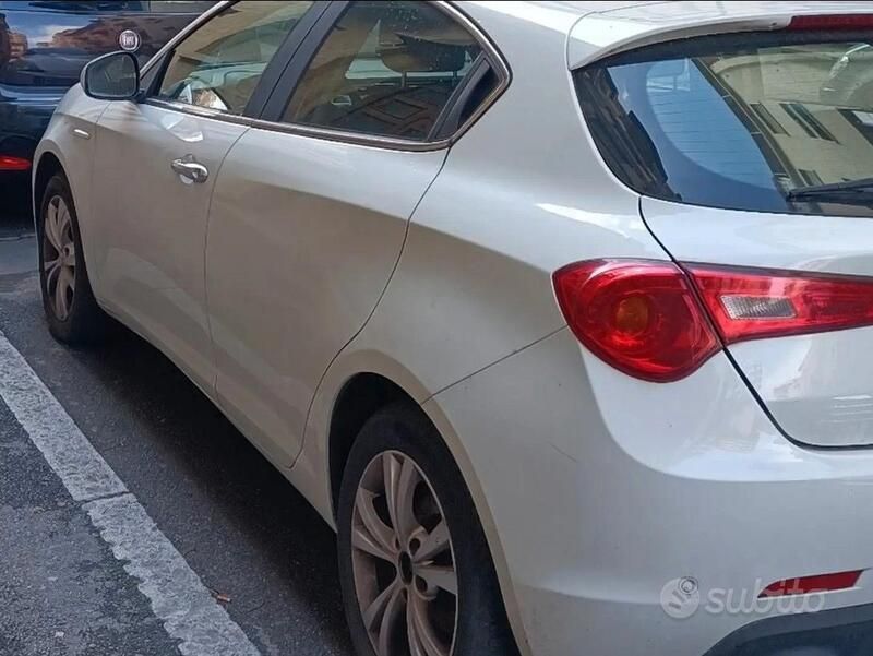 Bianco Usata 2013 Alfa Romeo Giulietta Distinctive Due volumi | 7400 € (Buon prezzo) - Immagine 1/4